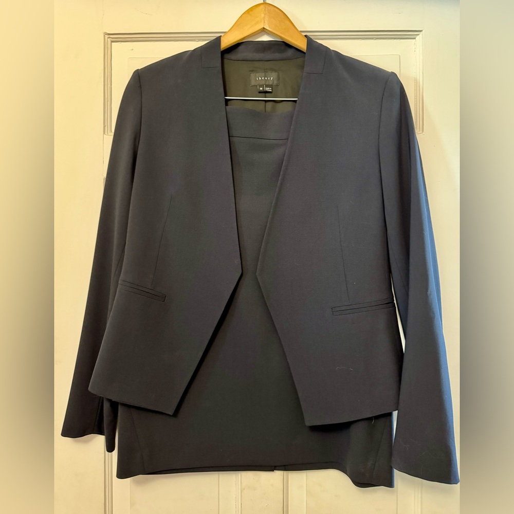 Theory Suit. Navy.